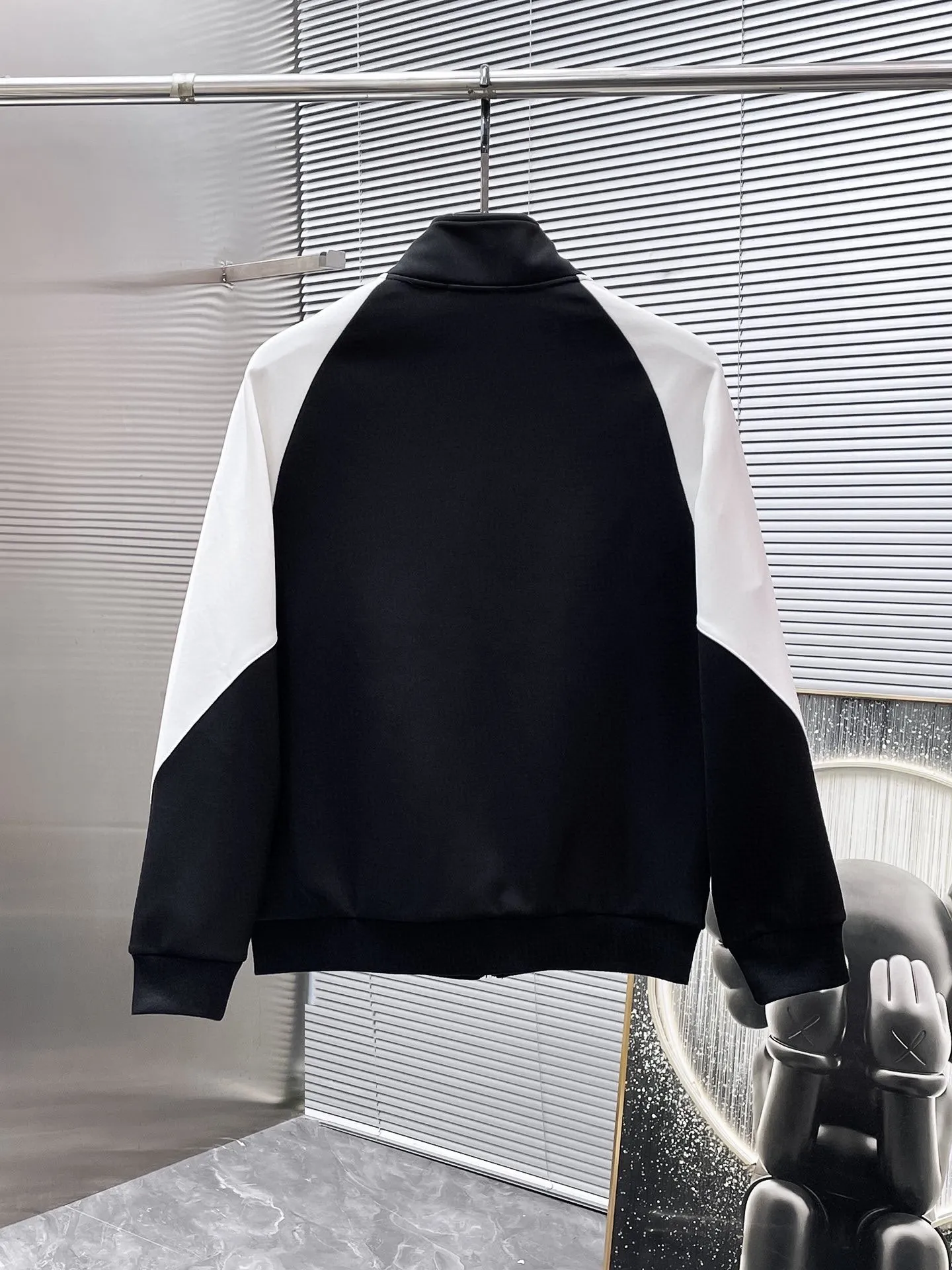 🅿️720 LV hot-selling suit is coming. Focus on the original version of the official website. 2025 new hot-selling cardigan suit. The original order is the best. 🇭🇰The meticulous work of top designers. It has a fitting and perfect upper body effect. All-natural high-quality Tencel Roman cotton 100%, close-fitting comfort, noble and elegant! Original hardware embodies elegance and nobility! Counter size: M-3XL (maximum wear up to 190 pounds)